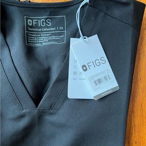 NWT FIGS! Black Casma 3 Pocket Scrub Top